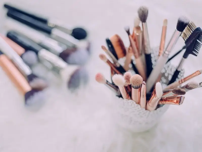 How to Pack Makeup Brushes - Ellis James Designs