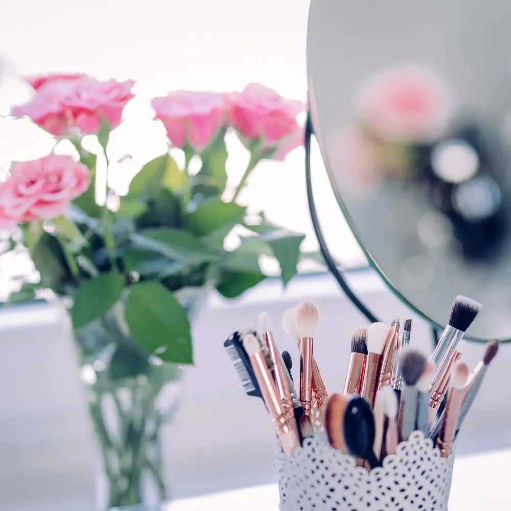How to Pack Makeup Brushes - Ellis James Designs